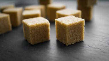 karanlık bir arka plan üzerinde kesme şeker. Görünümü kapatın