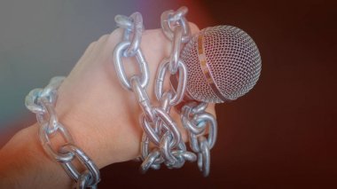 Mikrofon ve zinciri. Basın özgürlüğü risk - dünya basın özgürlüğü günü kavramı bir kavramdır