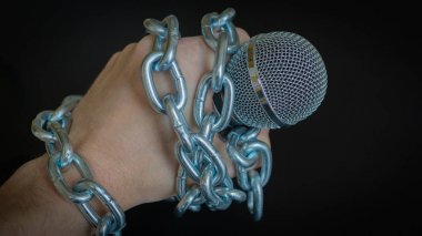 Mikrofon ve zinciri. Basın özgürlüğü risk - dünya basın özgürlüğü günü kavramı bir kavramdır