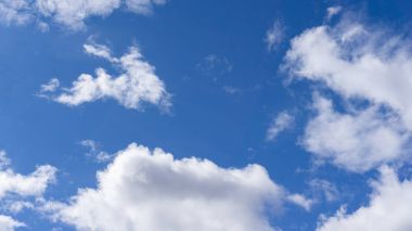 Mavi gökyüzü arka plan bir bulutlar ile