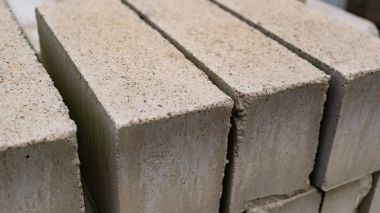 Beyaz Kalsiyum Silikat tuğla birbiri üstüne yığılmış. İnşa edilen eski, kırık ve kırık Tuğla sert yığınını. Tuğla yakın çekim doku.