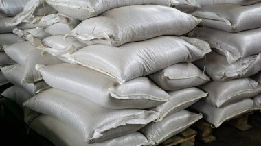 dolu beyaz plastik torbalar birbirinin üstüne depolama yere yığılmış