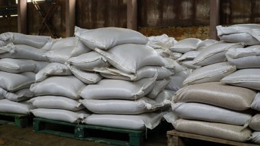 dolu beyaz plastik torbalar birbirinin üstüne depolama yere yığılmış