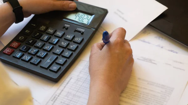 Les comptables analysent les rapports financiers — Photo