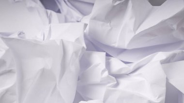 Beyaz masa üzerinde buruşuk kağıt