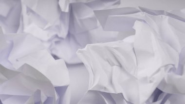 Beyaz masa üzerinde buruşuk kağıt