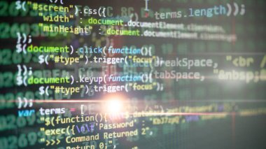 Uygulama programcı geliştirici tarafından kodlama. El yazısı üstünde bilgisayar w