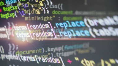 Uygulama programcı geliştirici tarafından kodlama. El yazısı üstünde bilgisayar w