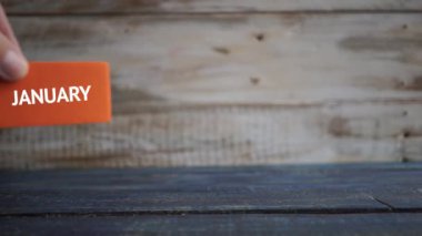 14 Ocak 'ta. Ayın 14 'ü, renk küpleri takvimi. Ayın gününün adını tahtadan bir kışa, yılın gününe, ayın konseptine koyar.