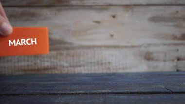 19 Mart. Ayın 19 'u, renk küpleri takvimi. Ayın gününün adını tahtadan bir arka planda, yılın gününün konseptine koyar.