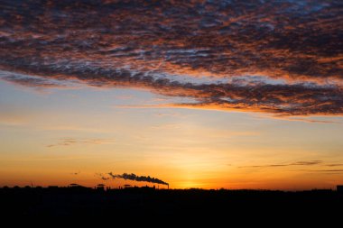 Şehir manzarasında gün batımı. Siluet Şehir Günbatımı dramatik kırmızı ve ornitorenk gökyüzü