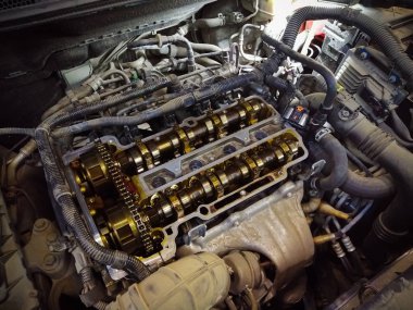 Modern motor tamir ediliyor. Kam mili ve vanalar kapanıyor.