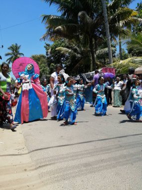 Poya Günü 'nde Mirissa sokaklarında karnaval. Poya Günü 'nü kutlamak için giyinmiş insanlar. Mart 9, 2020, Sri Lanka, Mirissa.