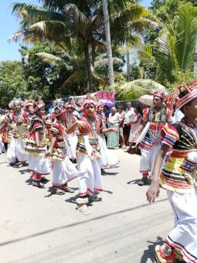 Poya Günü 'nde Mirissa sokaklarında karnaval. Poya Günü 'nü kutlamak için giyinmiş insanlar. Mart 9, 2020, Sri Lanka, Mirissa.