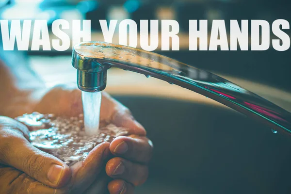 카프카스 남자 가 화장실 싱크대에서 손을 씻고 있는 모습을 확대 한 사진입니다. 손을 씻는 문구가 새겨져 있는 이미지 — 스톡 사진
