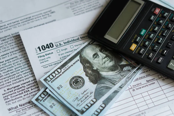 Concepção empresarial e fiscal. Formulário fiscal 1040, caneta e calculadora na mesa. Conceito de tributação — Fotografia de Stock