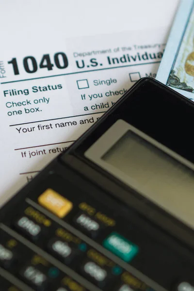 Concepto de negocio e impuestos. Formulario de impuestos 1040, pluma y calculadora en el escritorio. Concepto de imposición — Foto de Stock