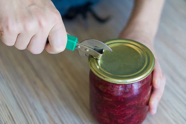 Uma Mulher Cozinha Abre Uma Lata Borscht Enlatado Com Abridor — Fotografia de Stock