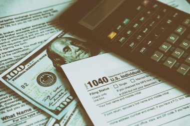 İş ve vergi kavramı. Vergi formu 1040, kalem ve hesap makinesi masada. Vergilendirme kavramı.