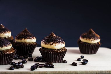 Tiramisu Cupcakes ahşap tablo
