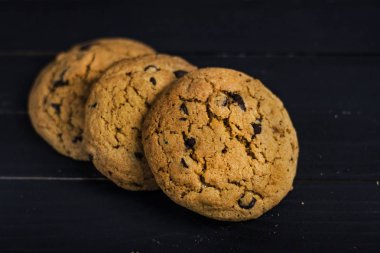 Siyah masada çikolata parçaları ile fıstık ezmesi kurabiye