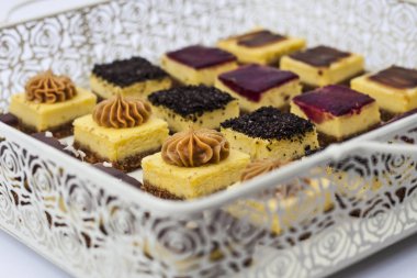 Mini cheesecakes karışımı bir vintage tepsi