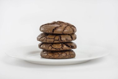 Siyah kek kurabiye beyaz plaka üzerinde