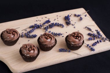 Ahşap doğrama tahtası ve lavanta çiçek çikolata Cupcakes