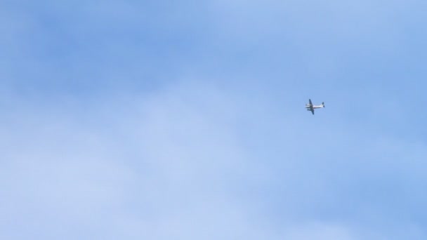 Avion volant à travers les nuages — Video