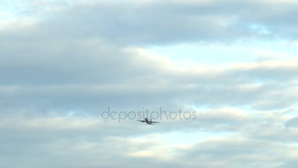 Avião voando pelo céu acima de Washington DC — Vídeo de Stock