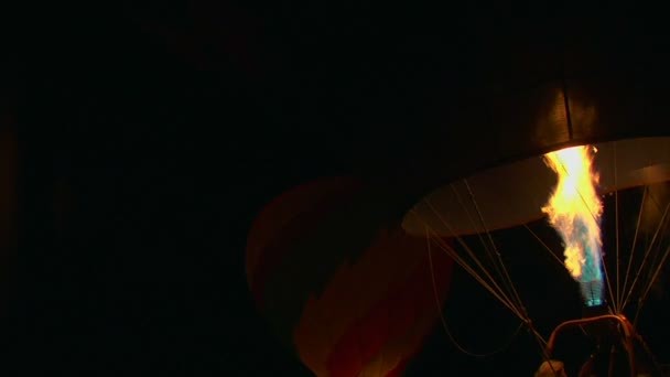 Balões iluminam a noite e jato de chama como balões são preenchidos — Vídeo de Stock