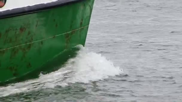Beschädigter Bug eines grünen Bootes — Stockvideo