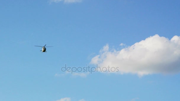 Helicóptero nos céus — Vídeo de Stock