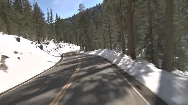 Conduite le long de flanc de montagne enneigé — Video