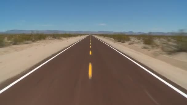 Conducción por carretera del desierto — Vídeo de stock