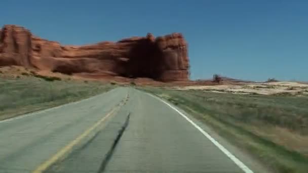 Rijden op woestijn weg — Stockvideo