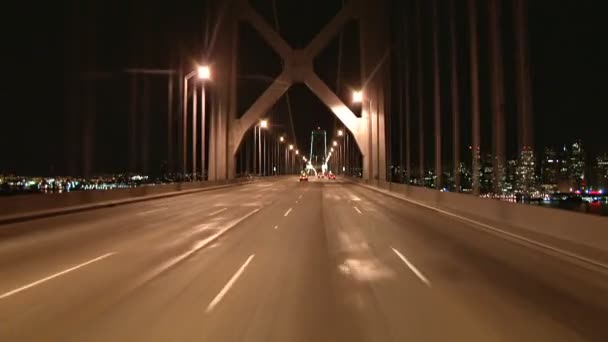 Conduite sur le pont de la baie de San Francisco la nuit — Video