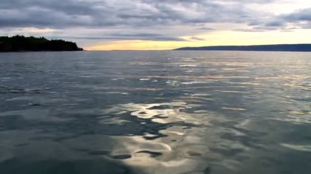 Smaragdgroene wateren van boot — Stockvideo