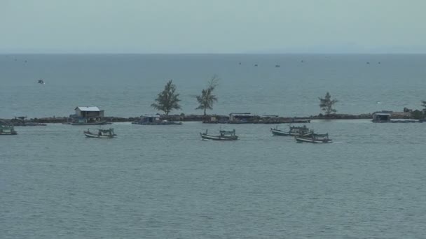 Рыбаки на воде — стоковое видео