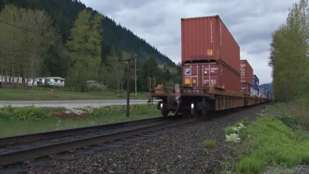 Pociąg towarowy, przechodzącej przez góry w Kolumbii Brytyjskiej — Wideo stockowe