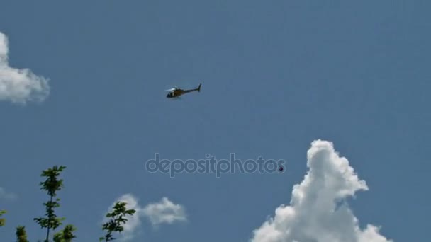 Hubschrauber löscht Waldbrand — Stockvideo