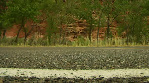 Jib skott av tre motorcyklar passerar kamera i Capitol reef national Park — Stockvideo