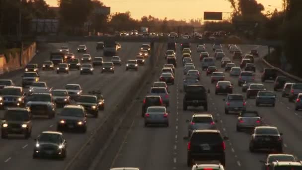 La traffic heading towards sunset — Stock Video