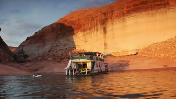 Gran casa flotante atracado en roca roja Canyon Lake Powell Utah — Vídeos de Stock