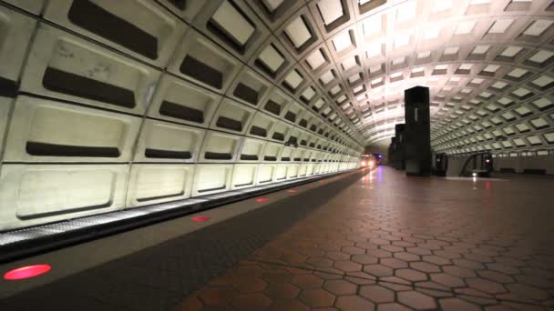 Metro chegando na estação — Vídeo de Stock