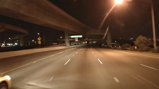 Üstgeçit üzerinde sürüş gece — Stok video