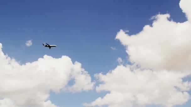 Padella con aereo in cielo nuvoloso — Video Stock