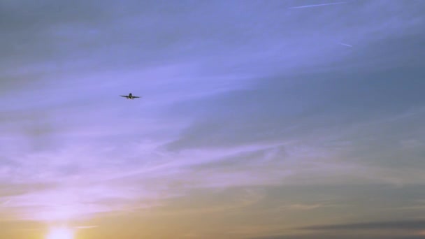 Avión volando sobre el cielo puesta de sol — Vídeos de Stock