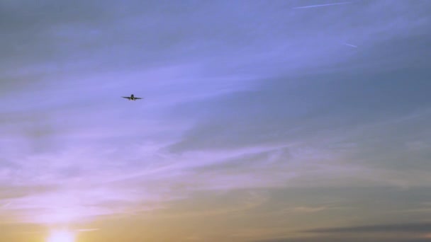 avion planant au-dessus du ciel couchant 