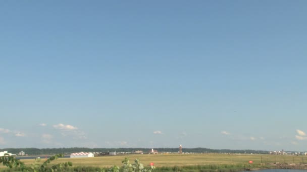 Самолет взлетает из аэропорта — стоковое видео